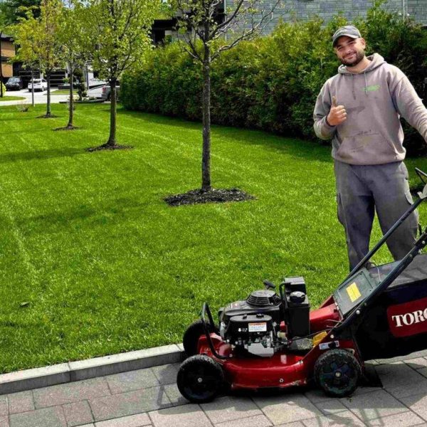 Coupeur-de-gazon-Secteur-Blainville-scaled-1366x768